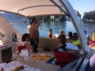comida en un barco mientras la gente esta sentada